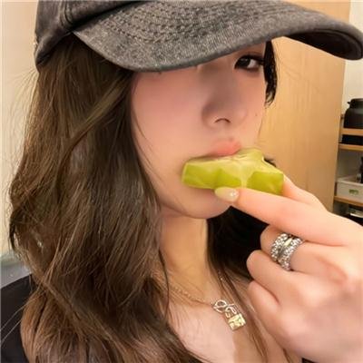 橘衫男子的画像
